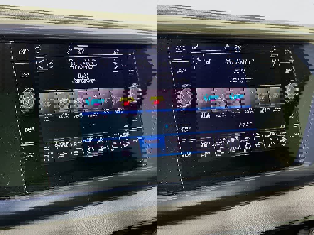 Used 2023 Volkswagen Taos SE w/ Panoramic Sunroof Package image 17