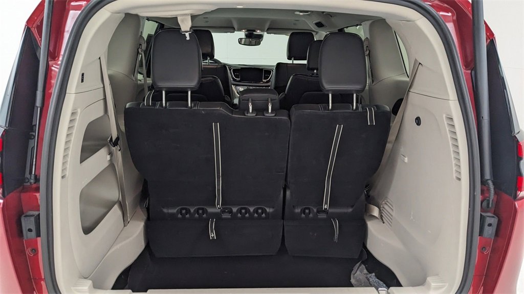 Used 2024 Chrysler Pacifica Touring-L image 7