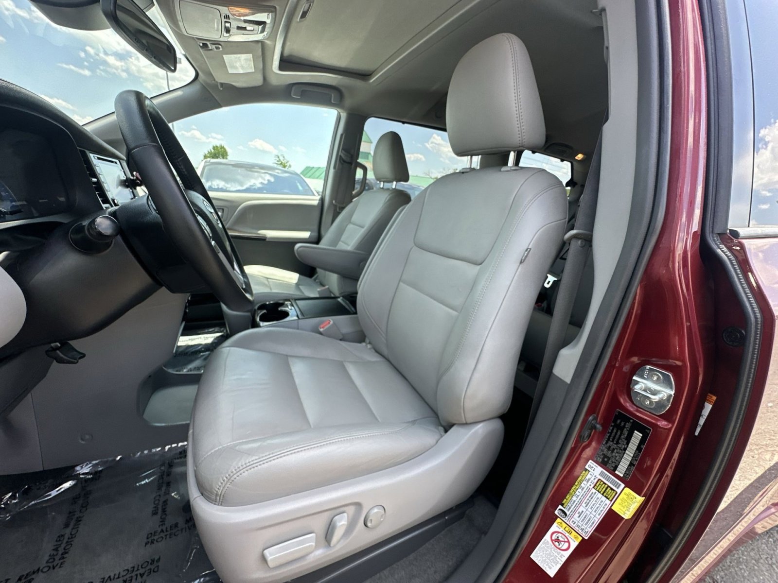 Used 2018 Toyota Sienna XLE w/ XLE Navigation Package FWD image 21