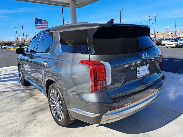 Used 2023 Hyundai Palisade Calligraphy image 2