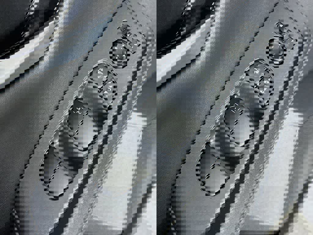 Used 2025 Nissan Sentra SV image 28