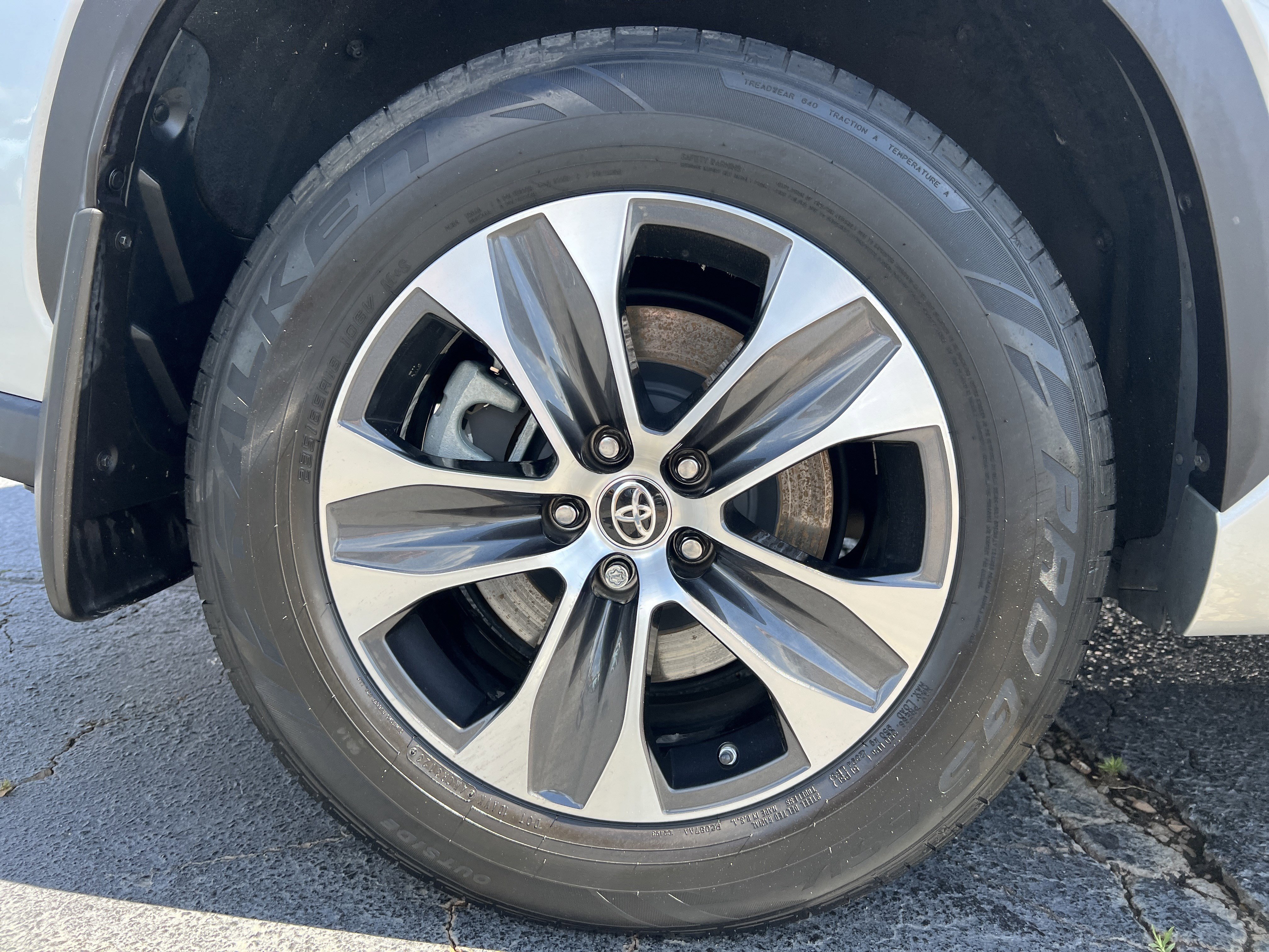 Used 2021 Toyota Highlander XLE AWD/4WD image 20