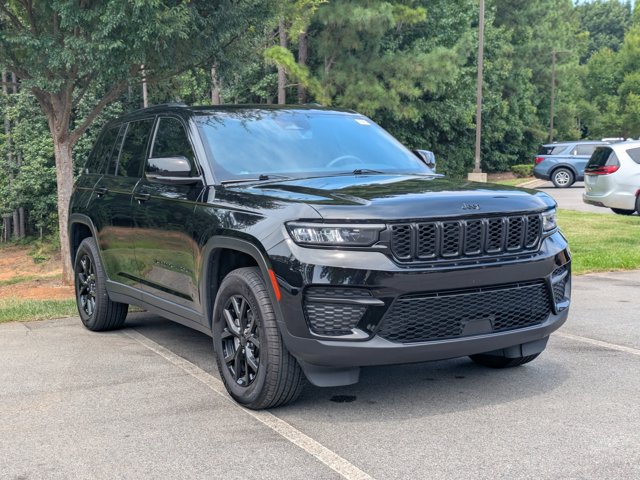 Used 2024 Jeep Grand Cherokee Altitude AWD/4WD image 2