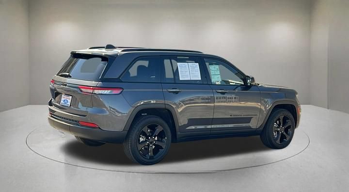 Used 2023 Jeep Grand Cherokee Altitude AWD/4WD image 5
