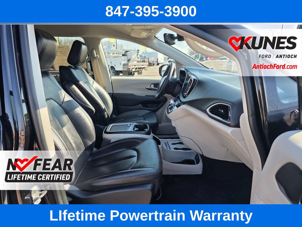 Used 2024 Chrysler Pacifica Touring-L FWD image 33