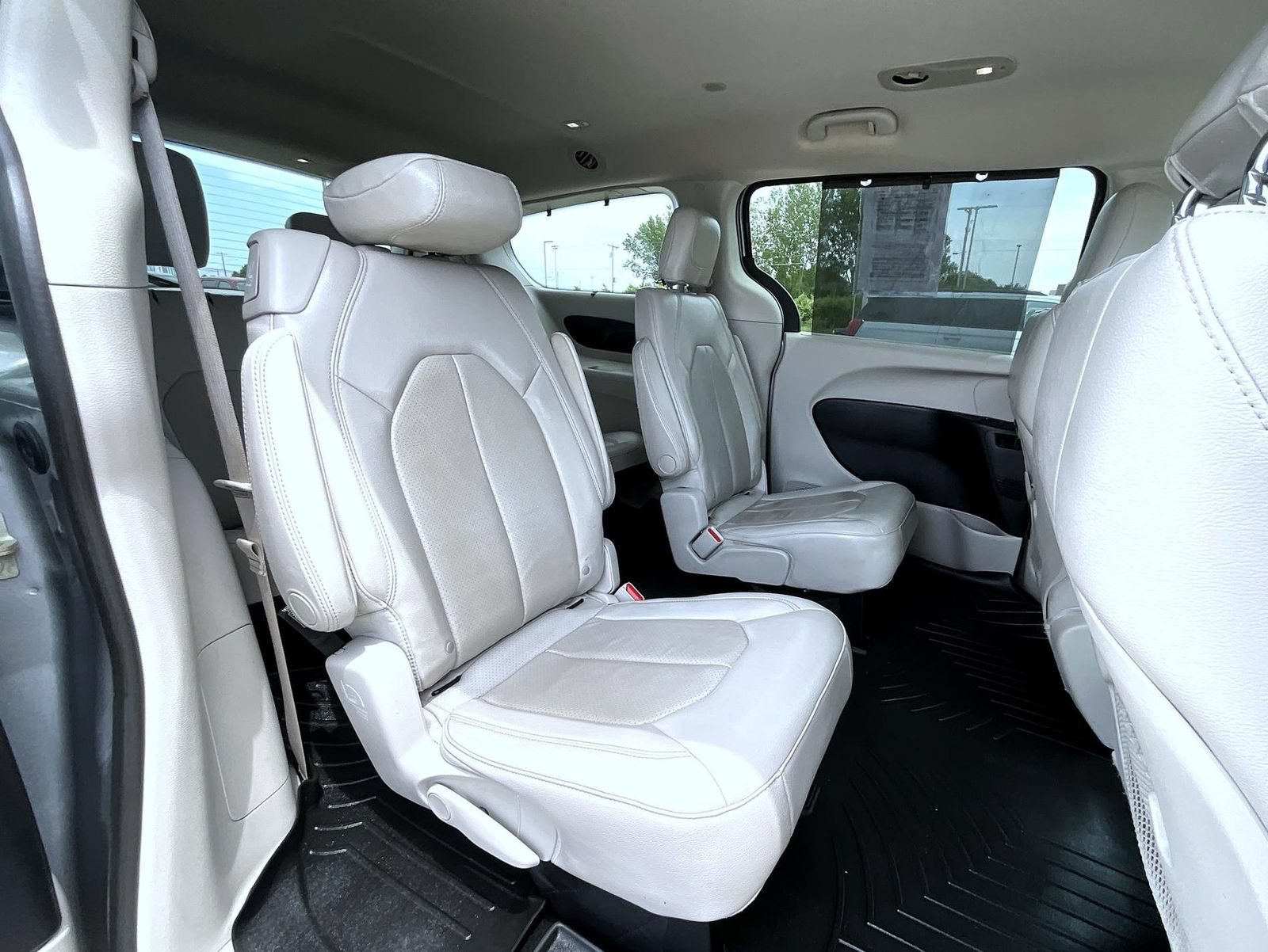 Used 2021 Chrysler Pacifica Touring-L FWD image 18