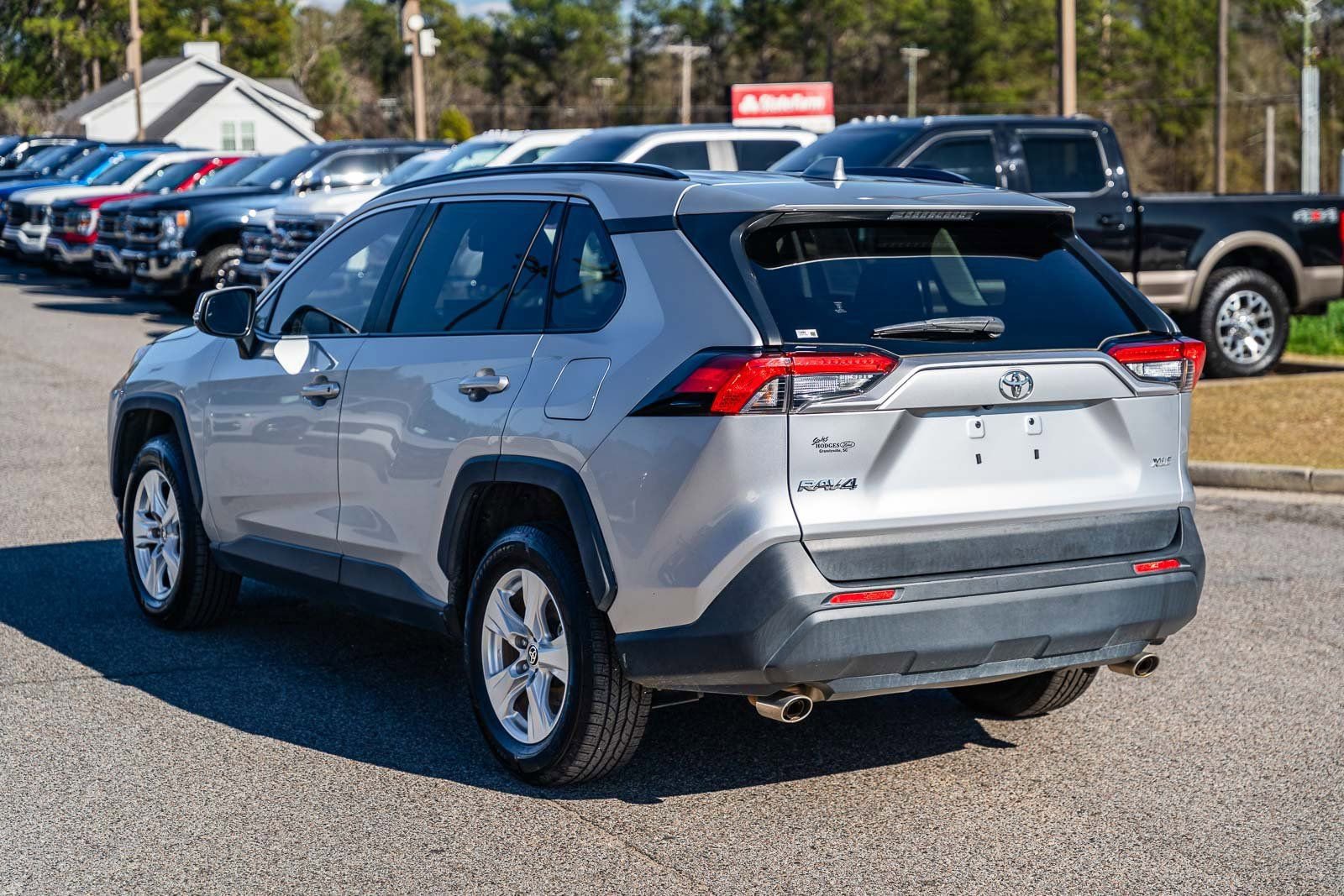 Used 2020 Toyota RAV4 XLE image 3