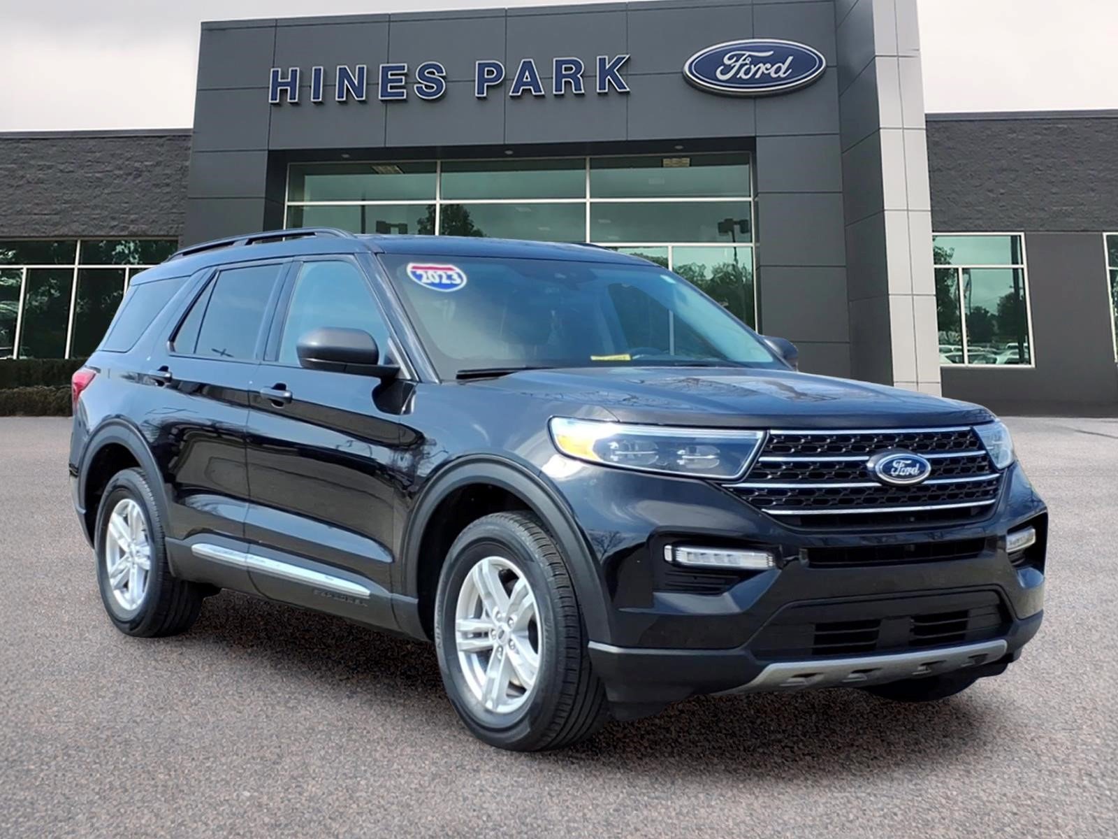 Certified 2023 Ford Explorer XLT w/ Equipment Group 202A AWD/4WD image 1