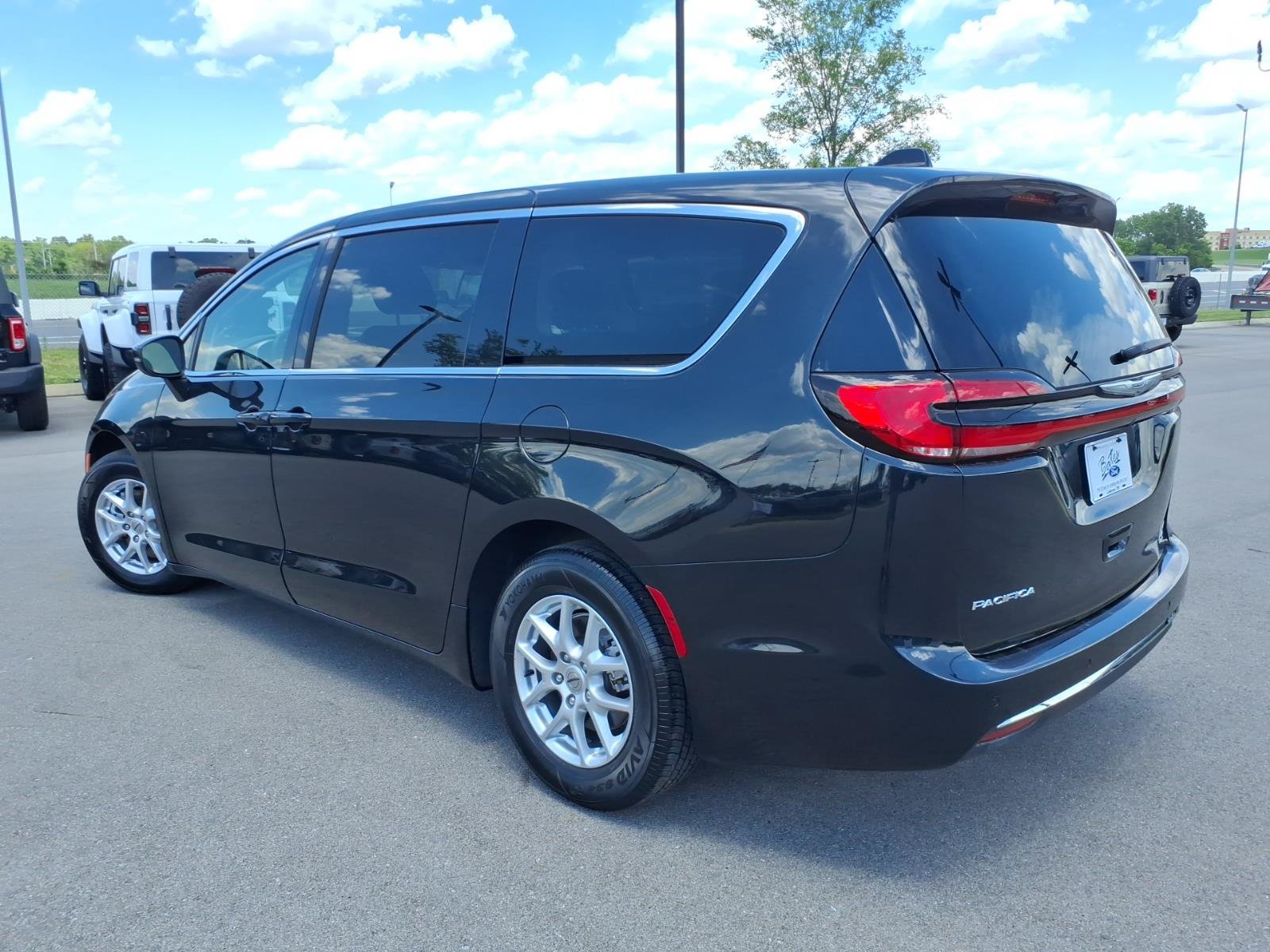 Used 2023 Chrysler Pacifica Touring-L FWD image 5