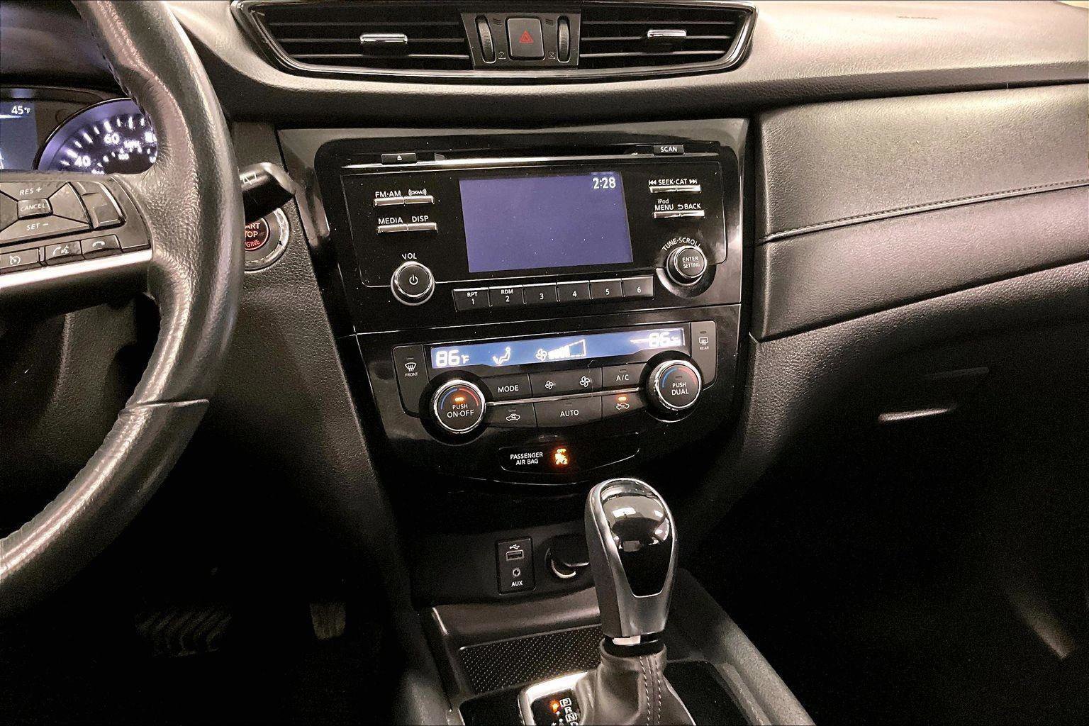 Used 2017 Nissan Rogue SV image 8