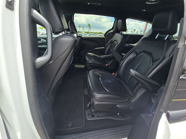 Used 2022 Chrysler Pacifica Touring-L w/ Uconnect Theater Family Group FWD image 9