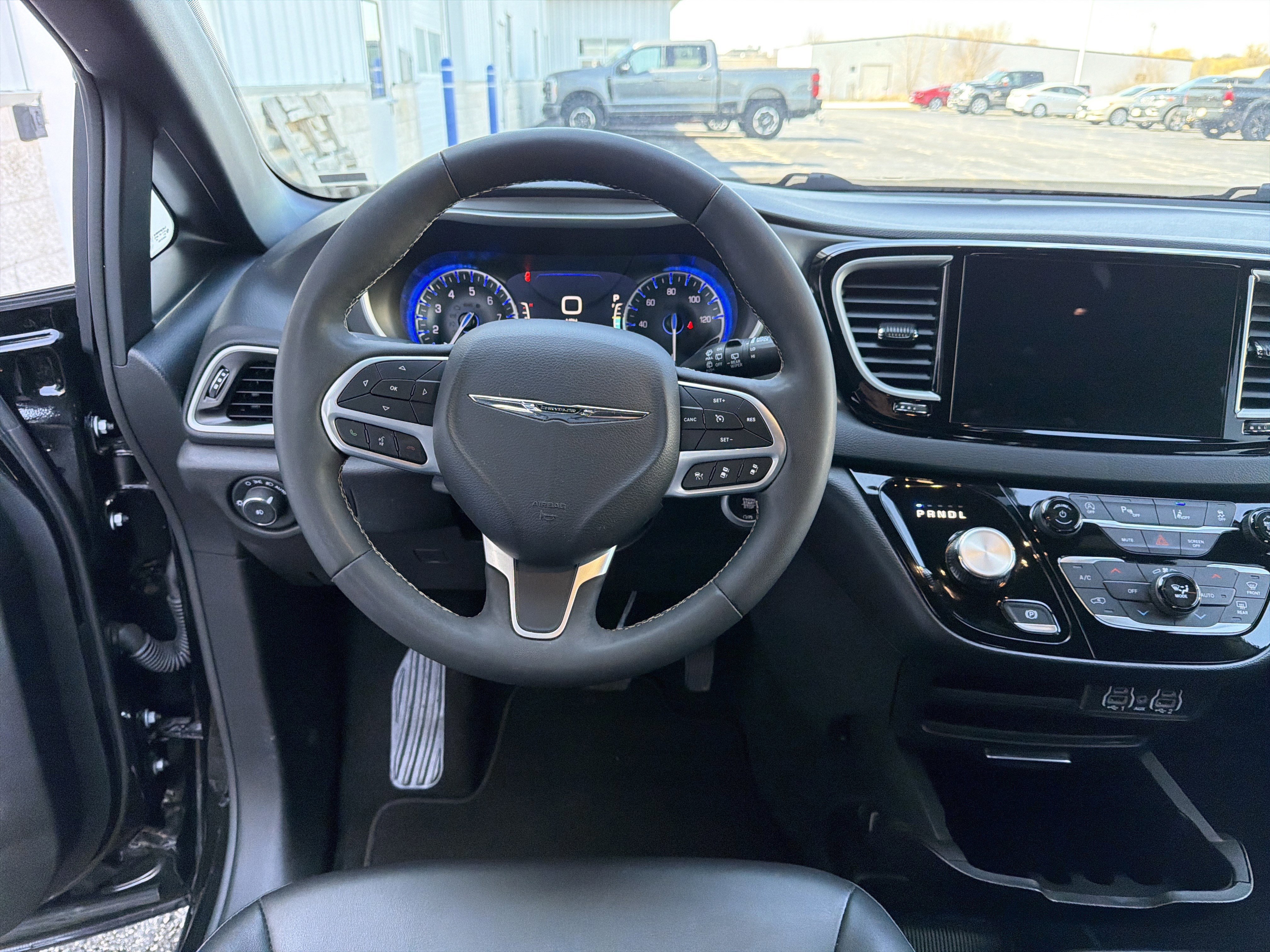 Used 2025 Chrysler Pacifica Select image 33