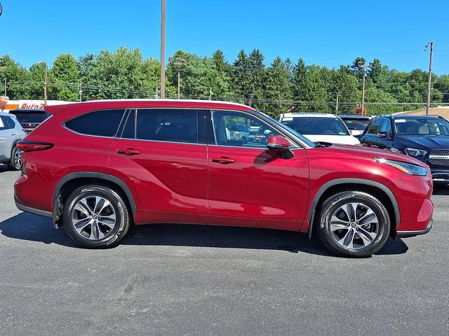 Used 2022 Toyota Highlander XLE AWD/4WD image 7