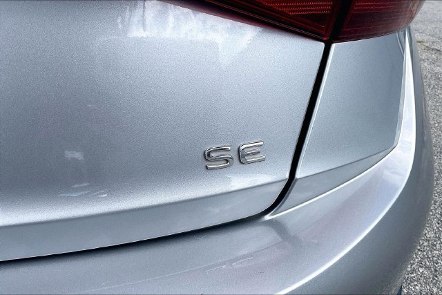 Used 2025 Volkswagen Jetta SE FWD image 9