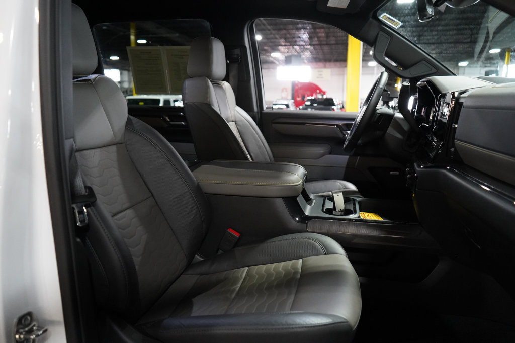 Used 2025 Chevrolet Silverado 2500 ZR2 w/ Technology Package AWD/4WD image 32
