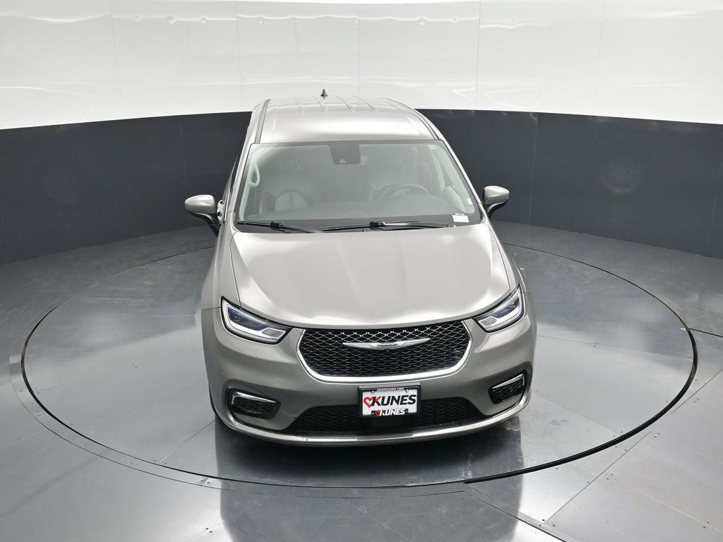 Used 2023 Chrysler Pacifica Touring-L image 43