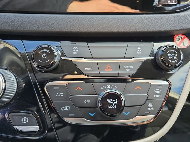 Used 2022 Chrysler Voyager LX image 19