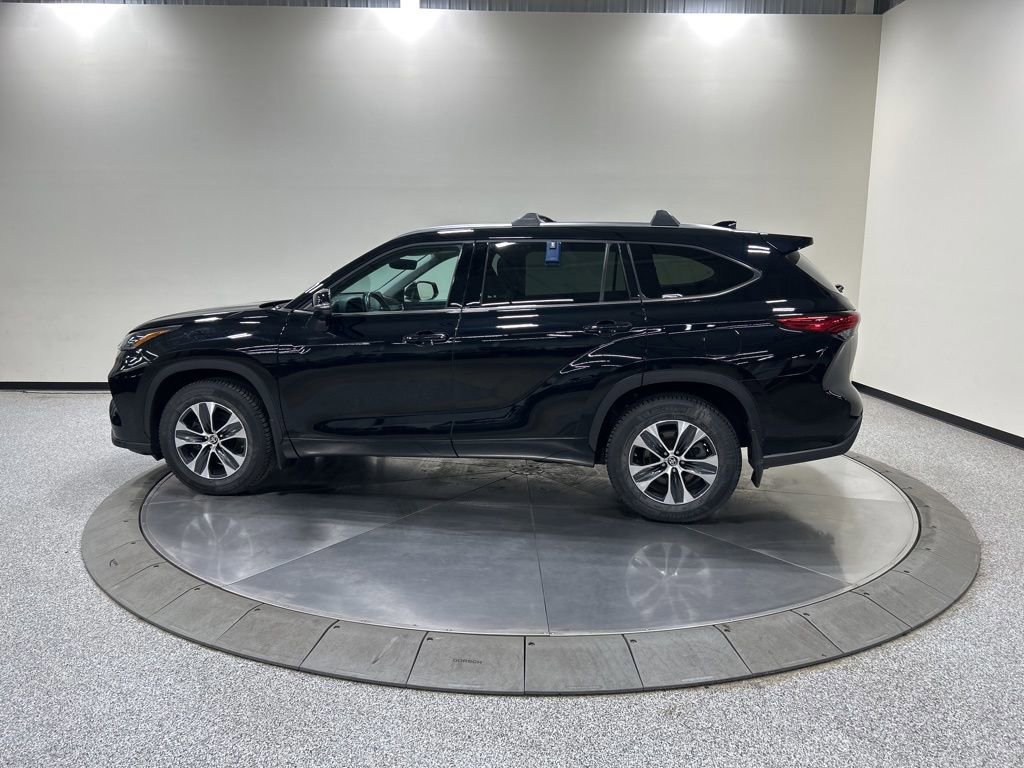 Used 2021 Toyota Highlander XLE AWD/4WD image 2