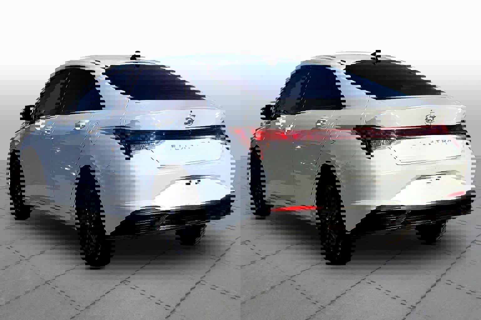 Used 2022 Hyundai Elantra SEL w/ Cargo Package image 2