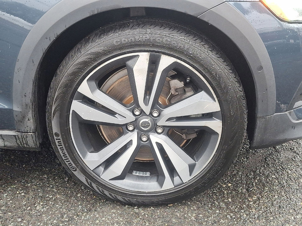 Used 2023 Volvo V60 B5 Cross Country Plus image 34