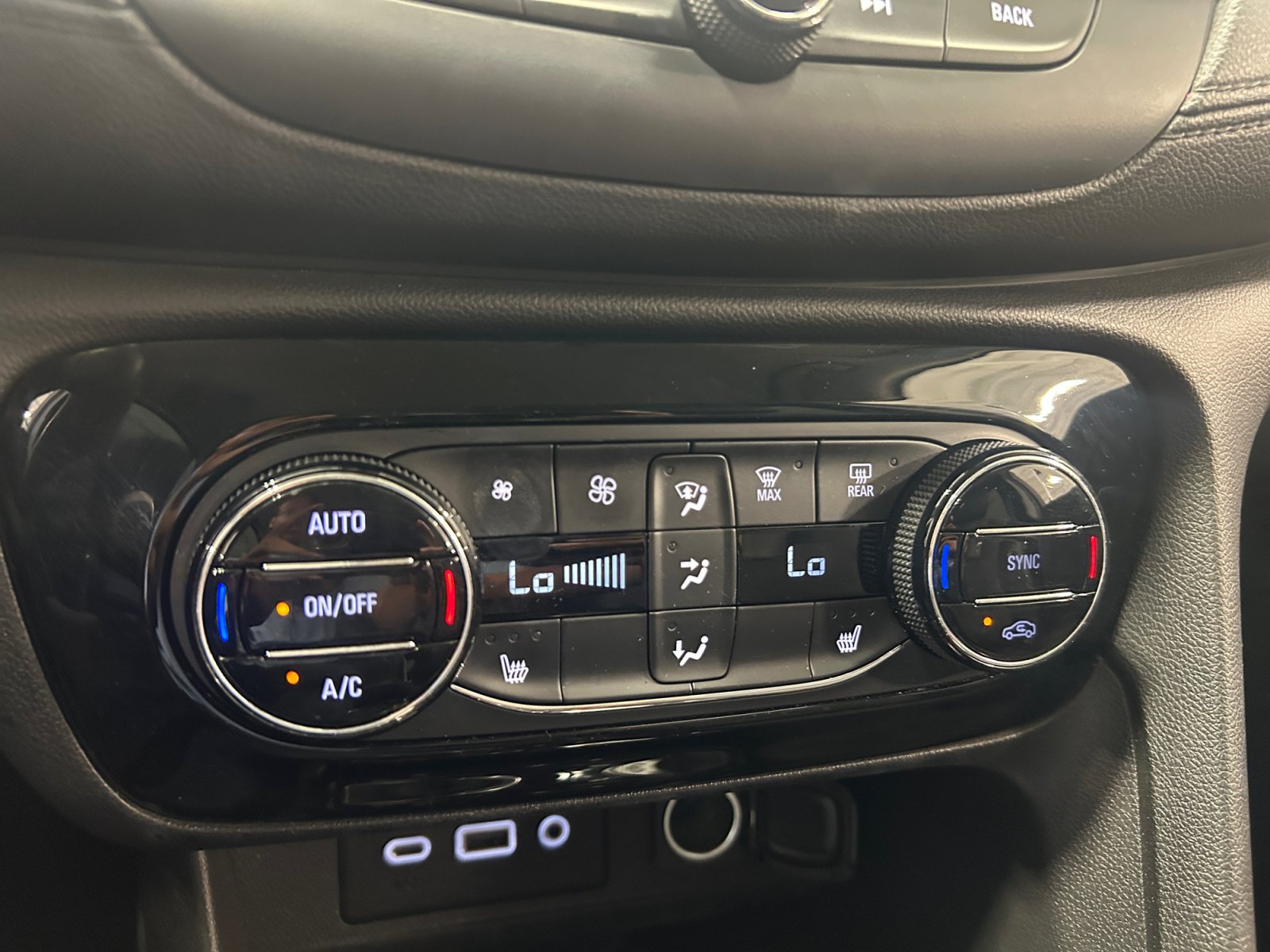 Used 2022 Buick Encore GX Select w/ Sport Touring Package FWD image 18