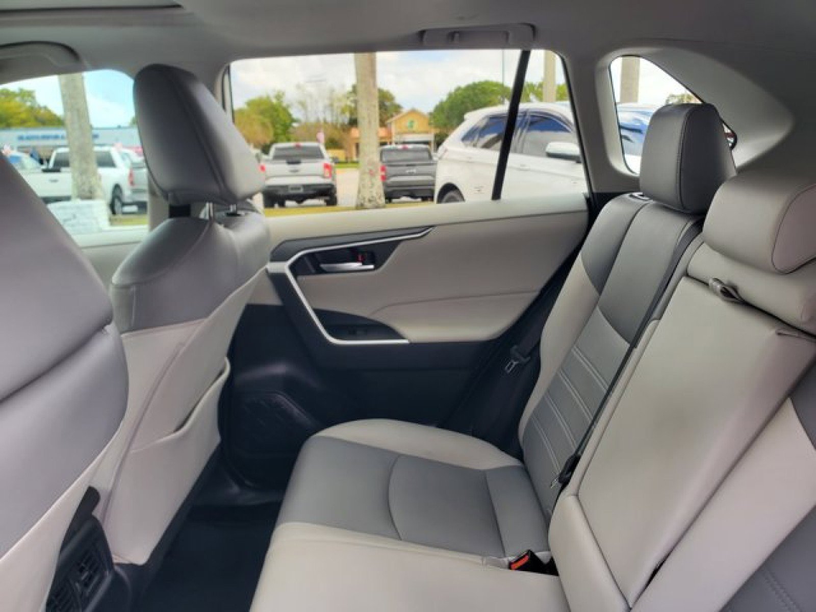 Used 2021 Toyota RAV4 XLE Premium image 31