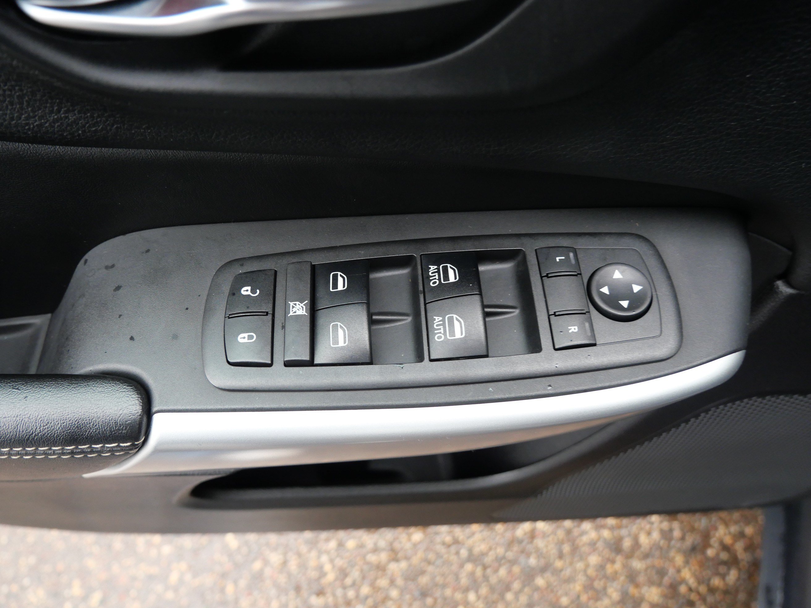 Used 2018 Jeep Cherokee Latitude Plus w/ Comfort/Convenience Group AWD/4WD image 20