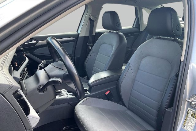 Used 2025 Volkswagen Jetta SE FWD image 27