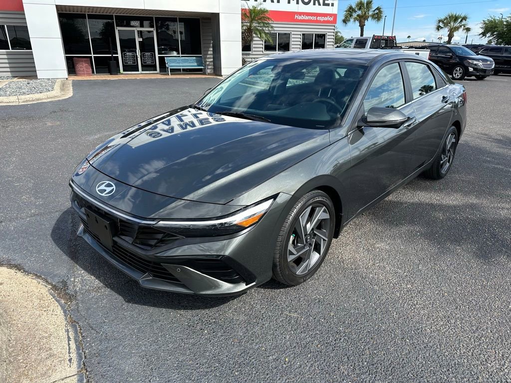 Used 2024 Hyundai Elantra Limited FWD image 2