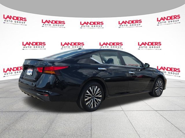 Used 2025 Nissan Altima 2.5 SV FWD image 3