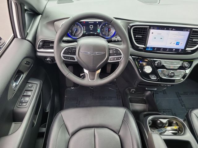 Used 2025 Chrysler Pacifica Select image 7