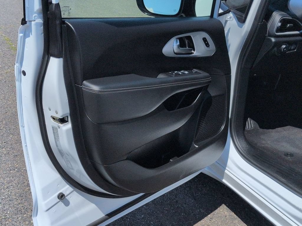 Used 2024 Chrysler Pacifica Limited FWD image 9