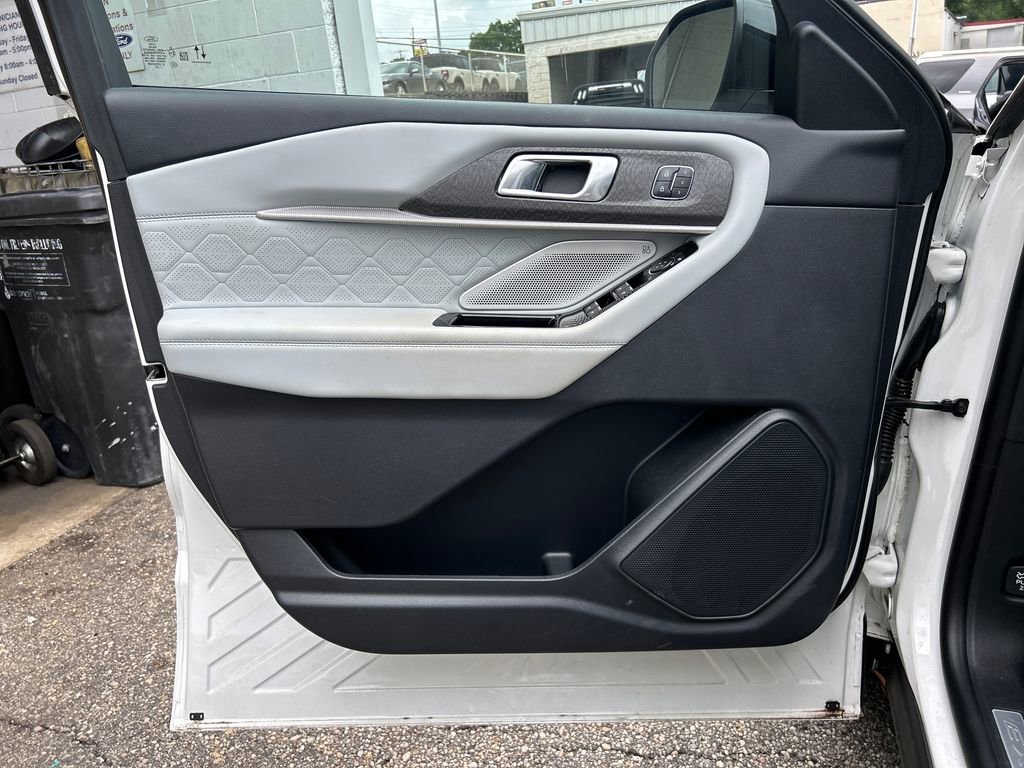 Certified 2025 Ford Explorer Platinum w/ Ultimate Package AWD/4WD image 9