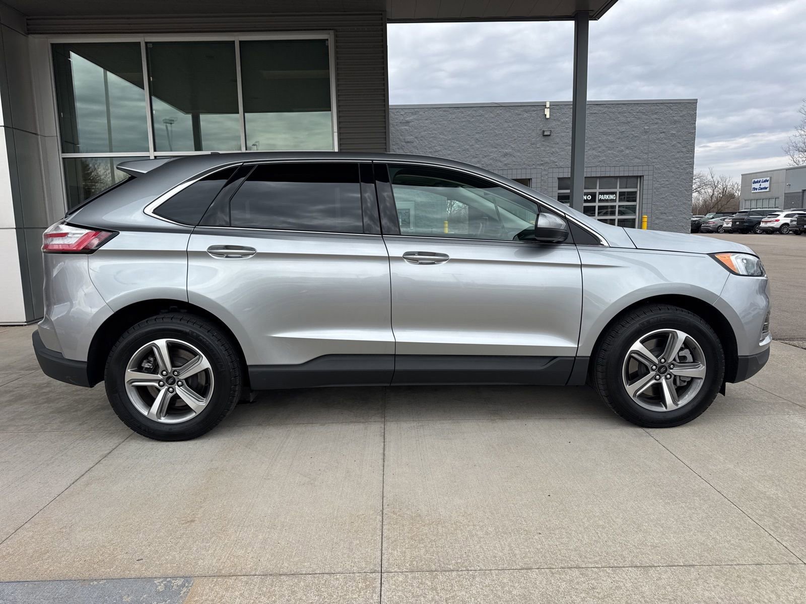 Certified 2024 Ford Edge SEL w/ Convenience Package image 2