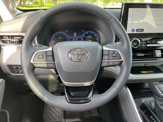 Used 2025 Toyota Highlander Platinum AWD/4WD image 14