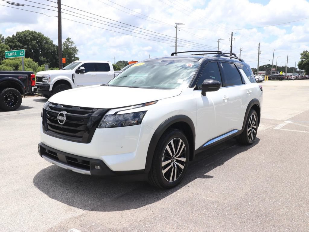 Used 2025 Nissan Pathfinder Platinum w/ Black Appearance Package AWD/4WD image 3