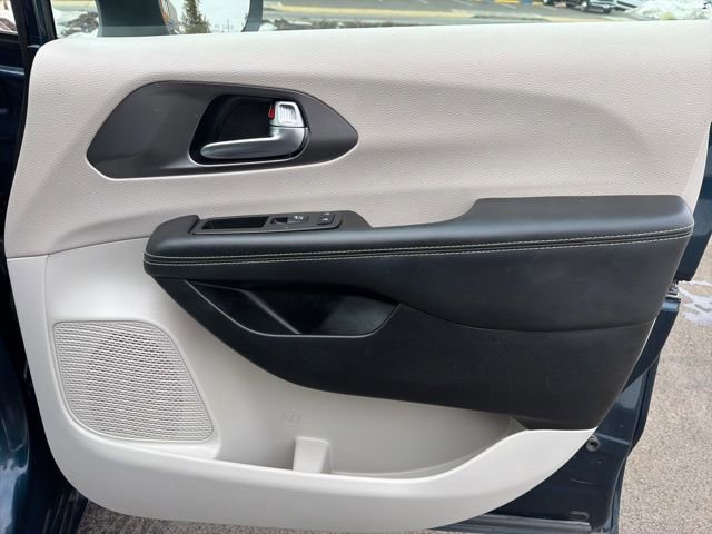 Used 2023 Chrysler Pacifica Touring-L image 51