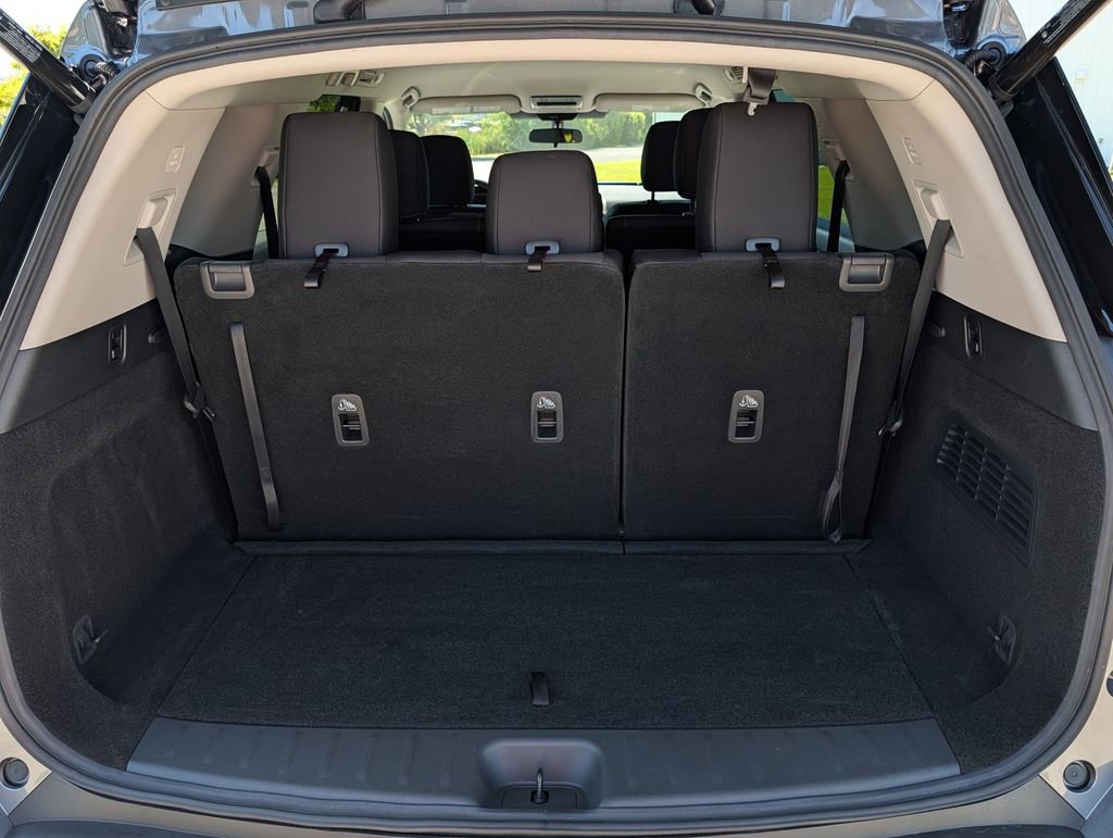 Used 2025 Nissan Pathfinder SV FWD image 28
