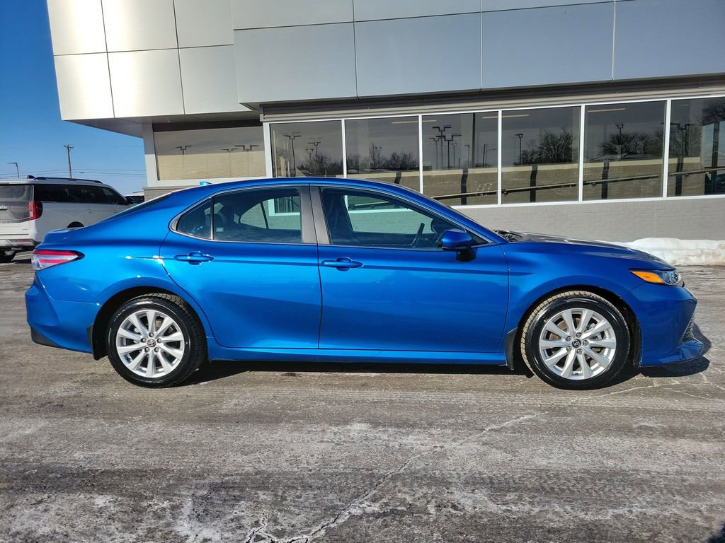 Used 2020 Toyota Camry LE image 3