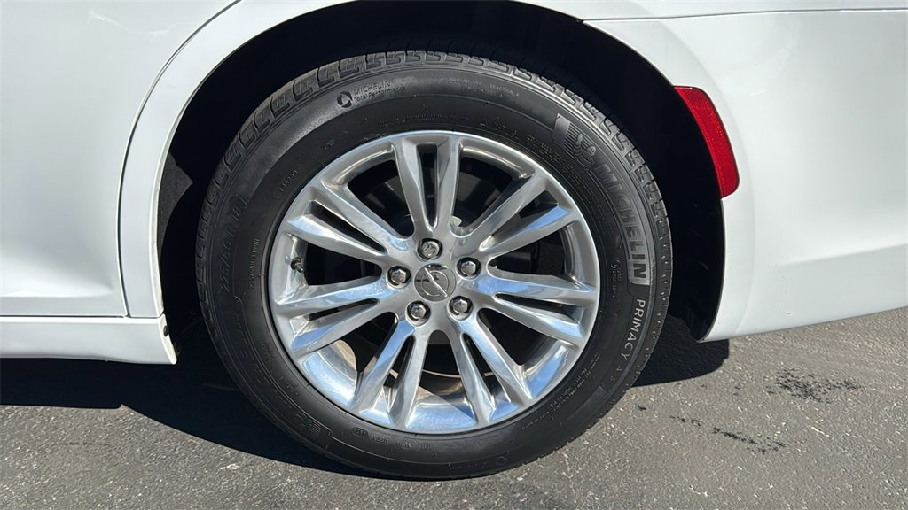 Used 2018 Chrysler 300 Touring L image 8
