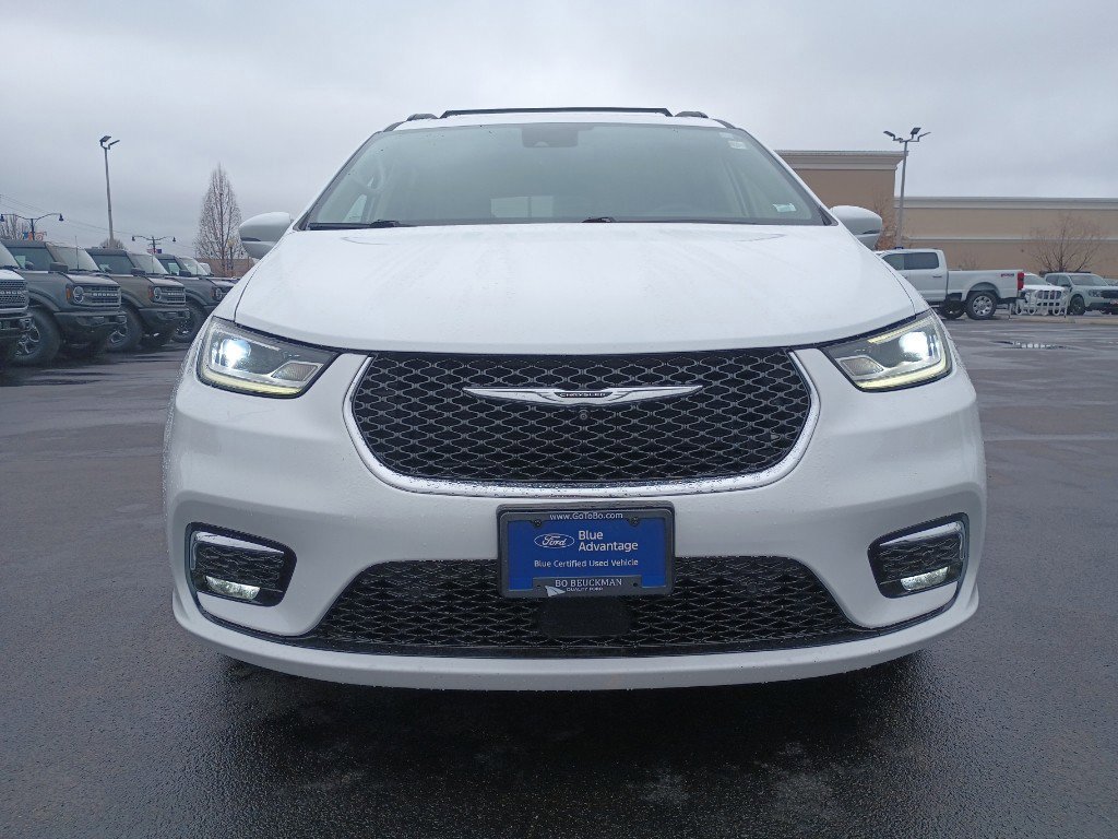 Used 2022 Chrysler Pacifica Touring-L w/ Uconnect Theater Family Group image 9