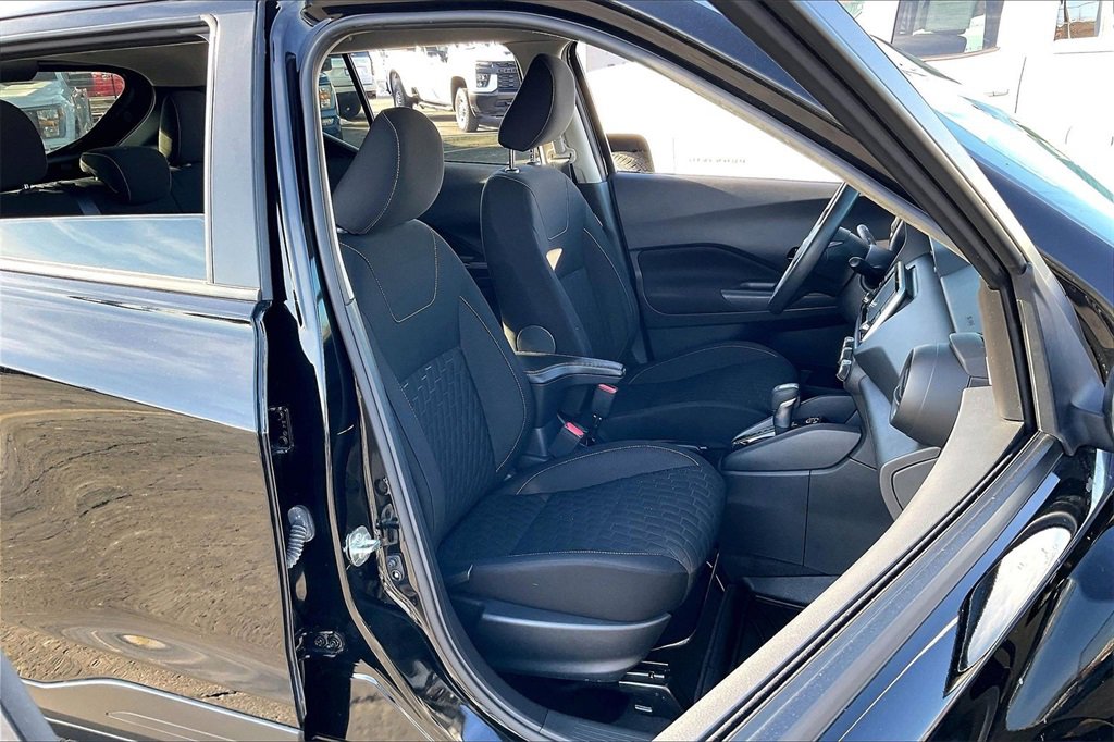 Used 2022 Nissan Kicks S image 6