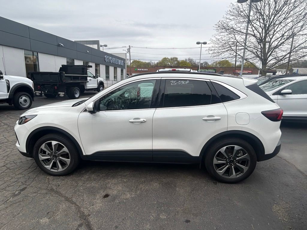 Certified 2025 Ford Escape Platinum w/ Premium Technology Package AWD/4WD image 4