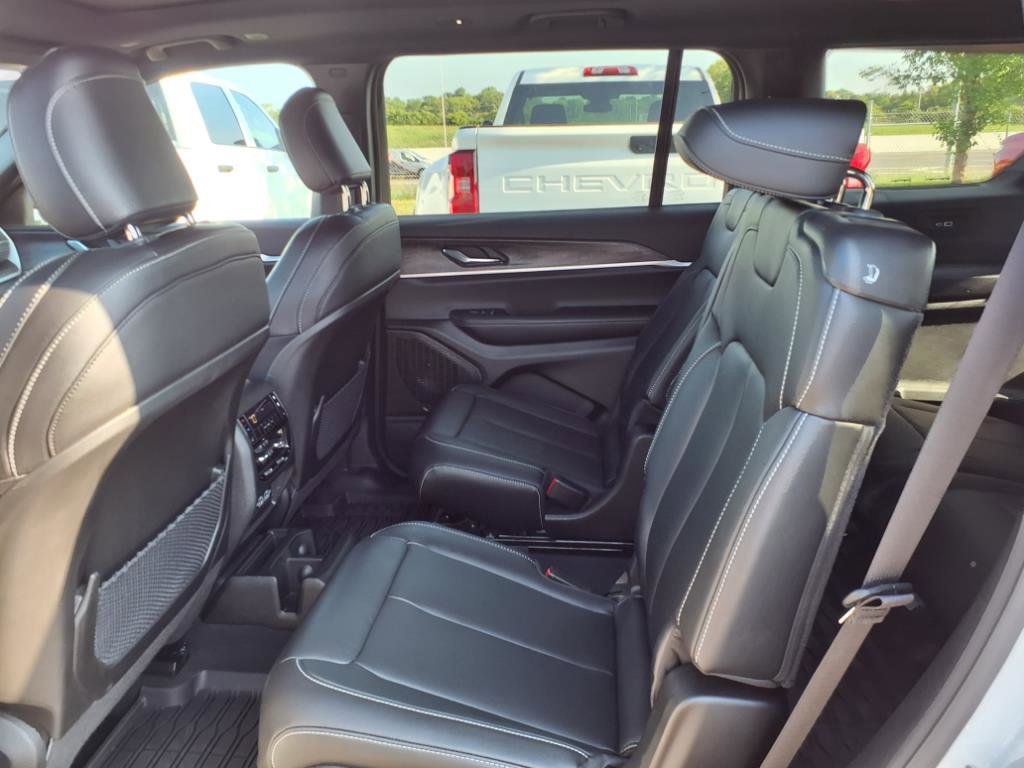 Used 2025 Jeep Grand Cherokee L Limited w/ Black Appearance Package image 13