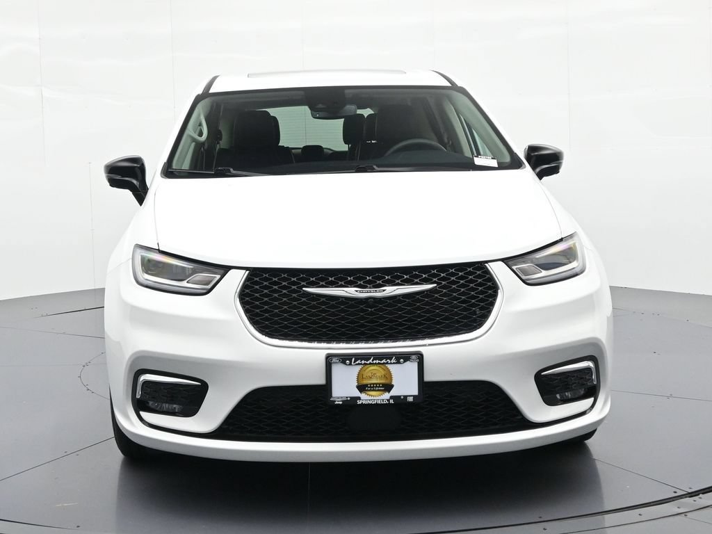 Used 2024 Chrysler Pacifica Limited FWD image 3