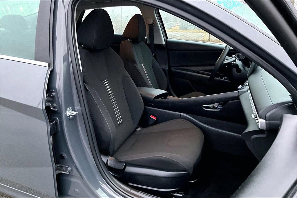Used 2025 Hyundai Elantra SEL FWD image 7
