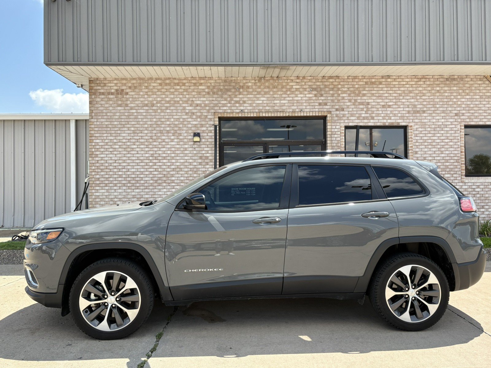 Used 2022 Jeep Cherokee Limited w/ Elite Package AWD/4WD image 2