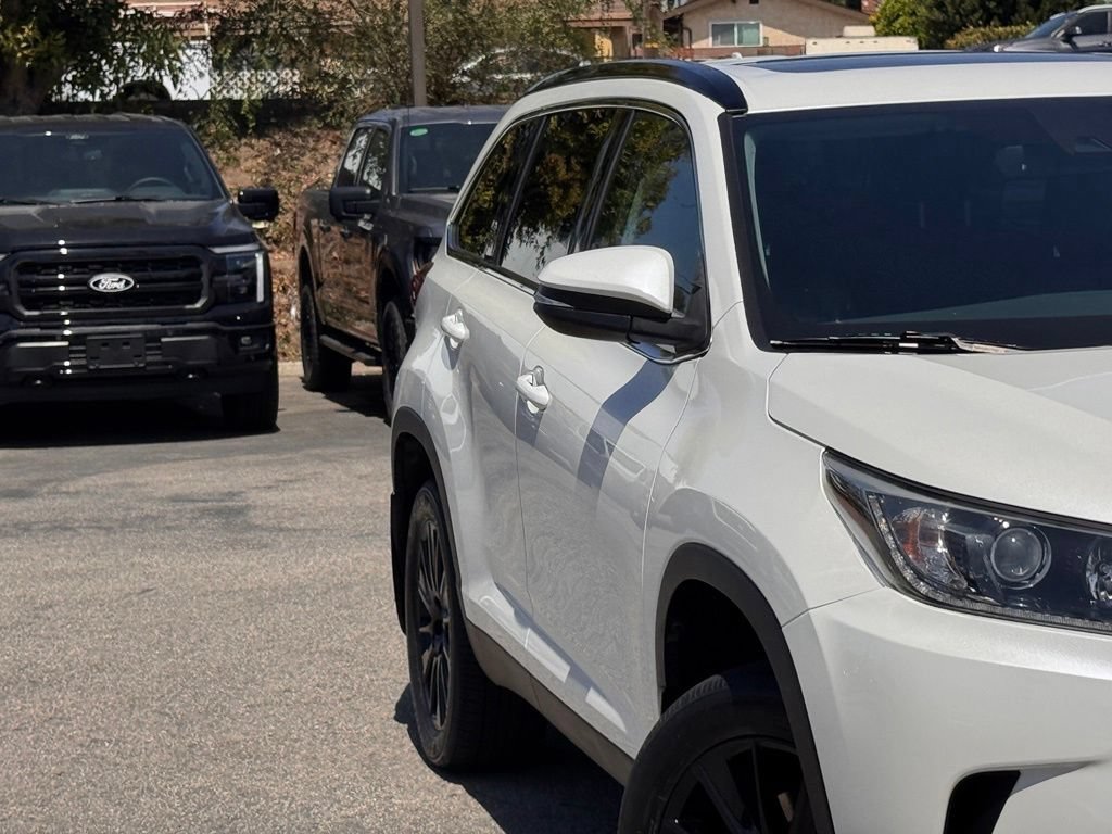 Used 2019 Toyota Highlander SE FWD image 5