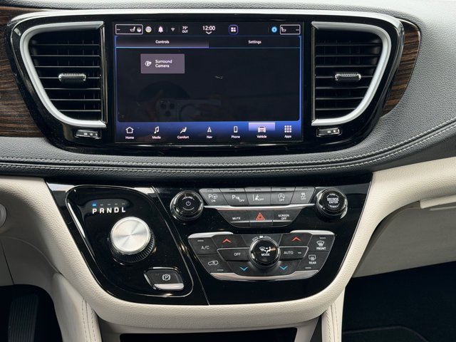 Used 2023 Chrysler Pacifica Limited AWD/4WD image 24
