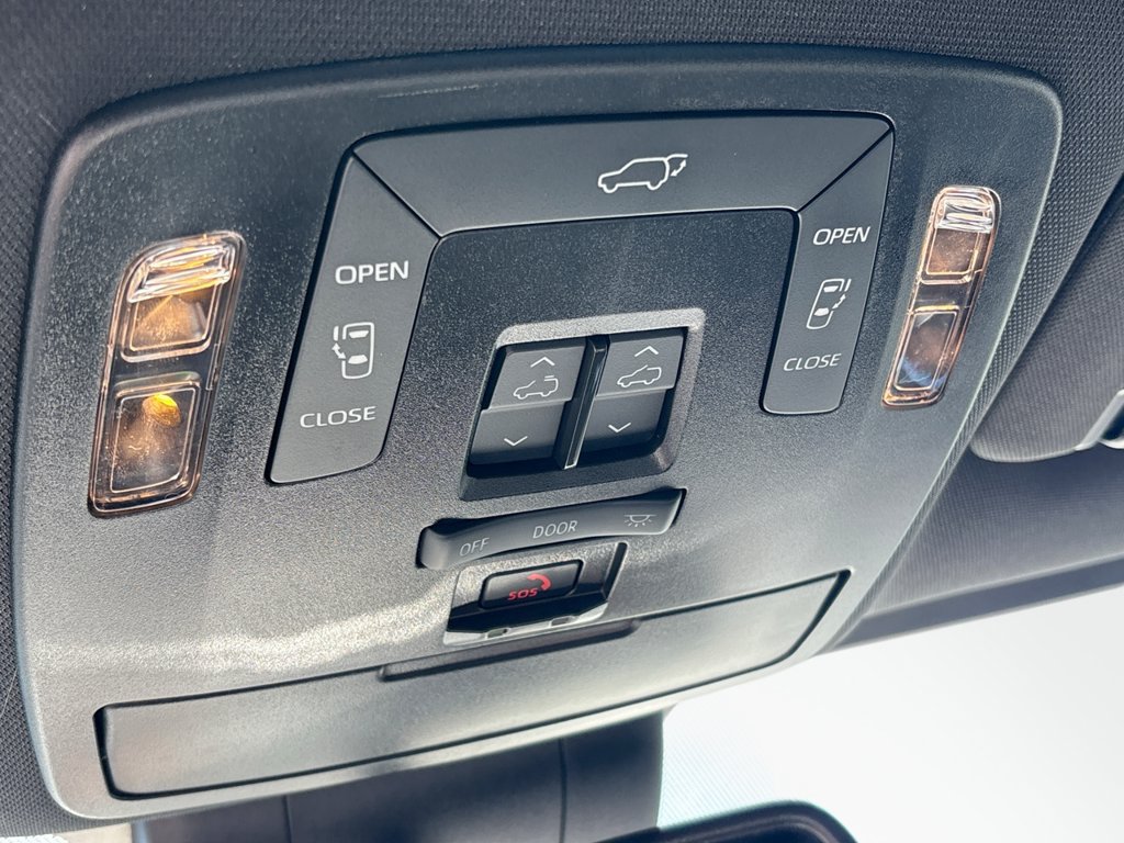 Used 2025 Toyota Sienna XSE AWD/4WD image 39